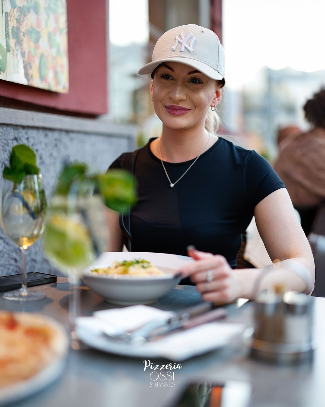 Gast auf der Terrasse mit Pasta — Pizzeria Ossi Wien Meidling