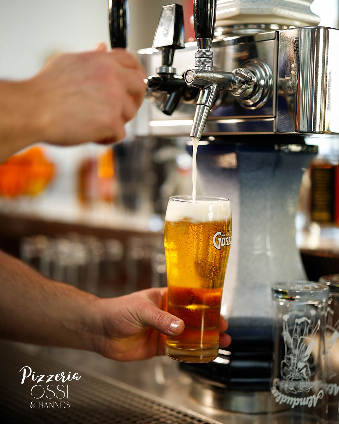 Frisch gezapftes Gösser Bier — Pizzeria Ossi Bar