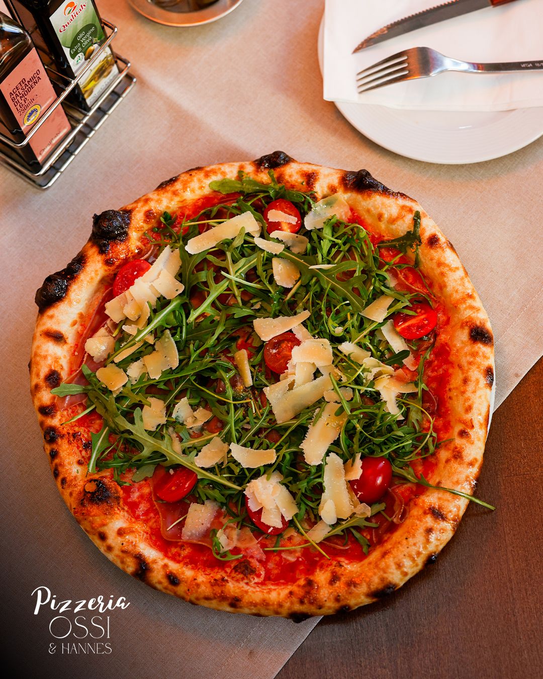 Pizza Rucola mit Parmesan — Pizzeria Ossi Wien